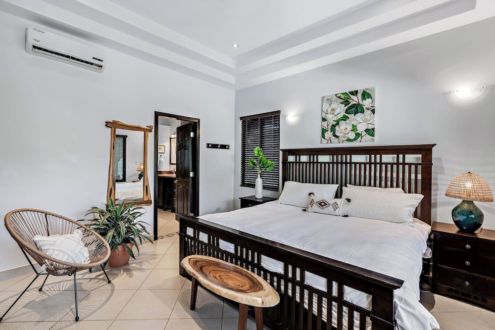 Stylish Home with Chic Decor, Luxury Amenities & Tropical Outdoor Oasis with Sparkling Private Pool
