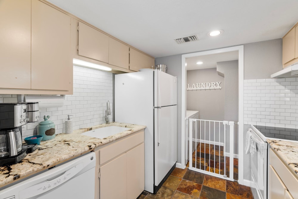 Lakeside Condo Retreat in Horseshoe Bay