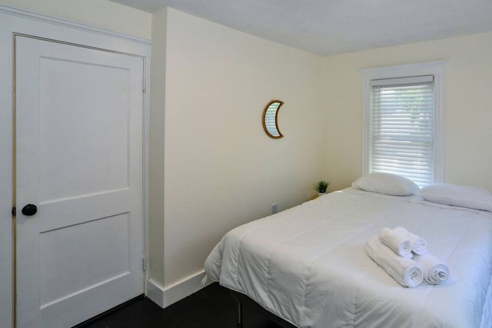 Modern Three Bedroom Condo - Near Boston