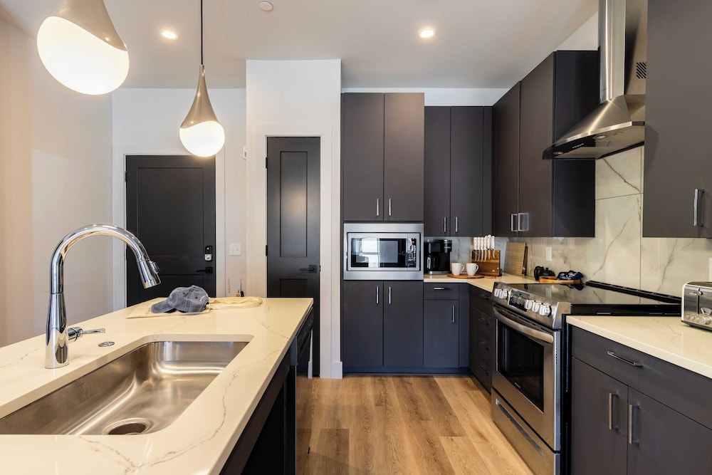 Sleeps 24 4 Modern Midtown Apartments w/ Gym + Pool Walkable to Shops & Eats