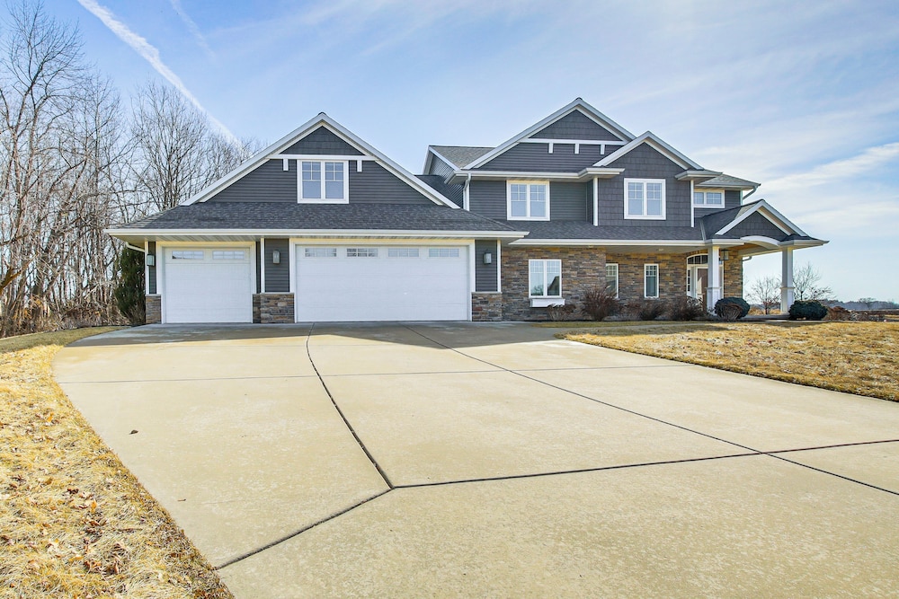 8 Mi to Lambeau Field: Family Home in De Pere!