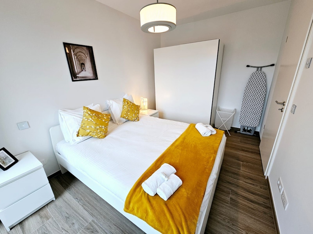 Comfy one bedroom with parking&balcony