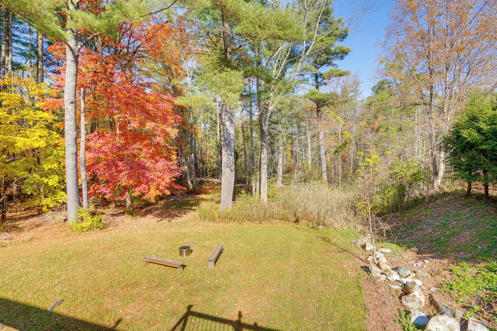 1 Mi to Dtwn: Cottage w/ Large Yard in Stockbridge