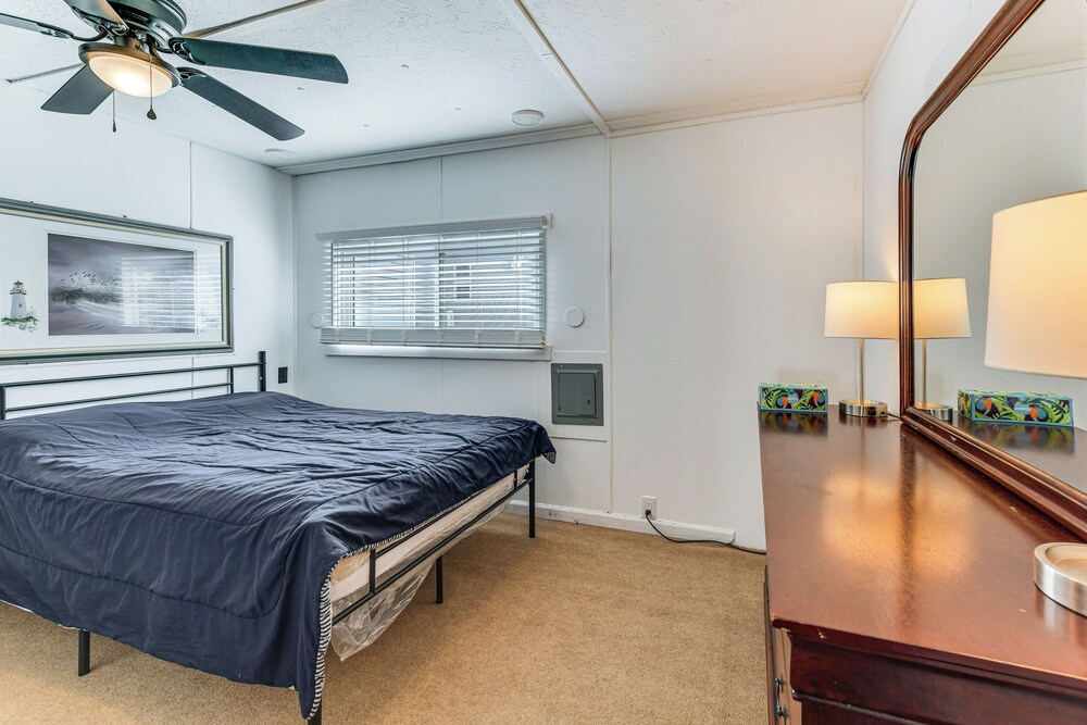 Resort Amenities, 7 Mi to Dtwn: Sarasota Home!