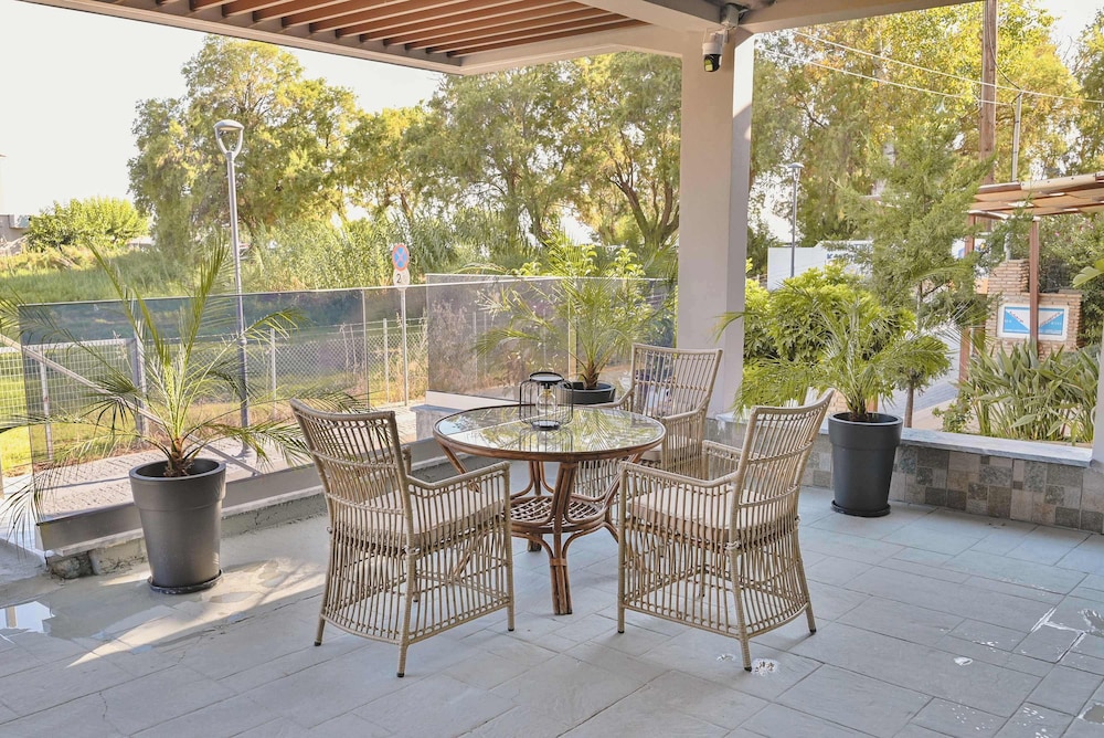 Seaside Nest in Kourouta Steps From the Beach