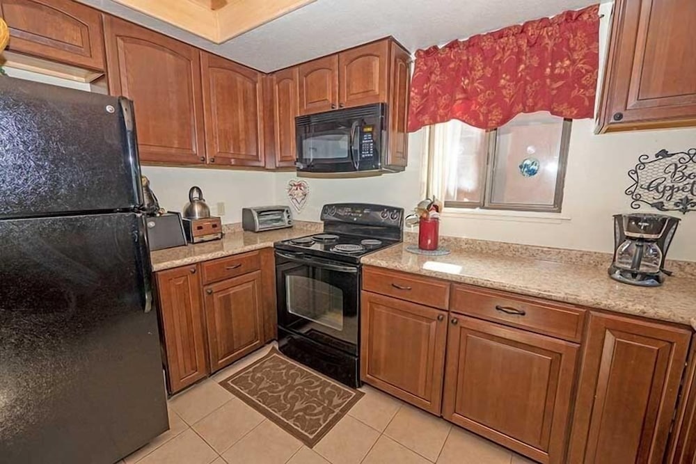 1240 Timber Lane 2 Bedroom Home by RedAwning