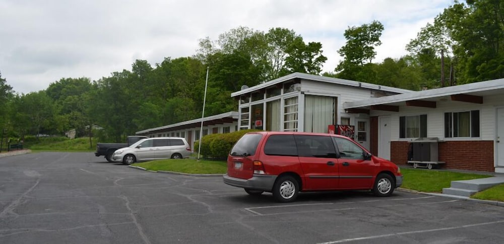 Paramount Motel