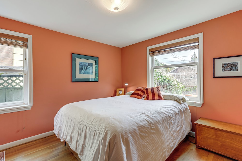 6 Mi to Dtwn Seattle: Walkable Home w/ Hot Tub