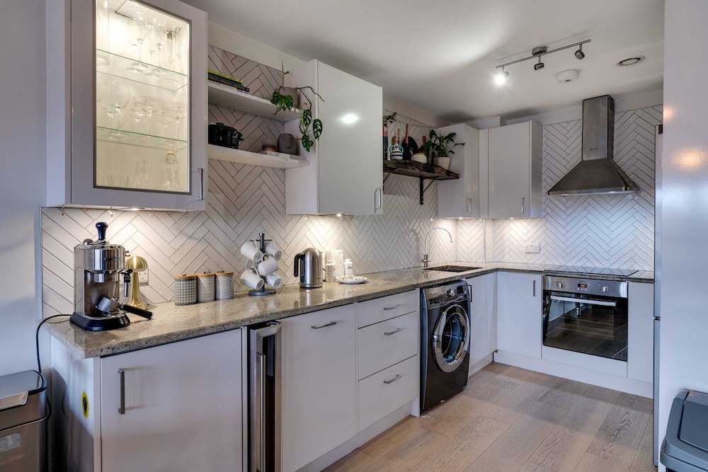 Spacious Modern Camberwell Apartment