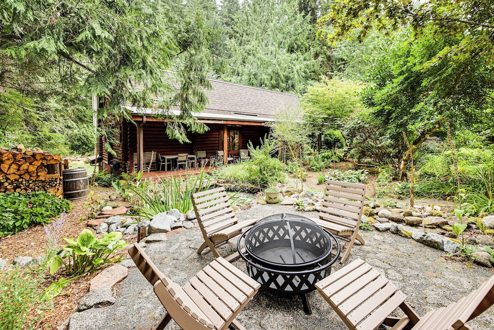 Lake Margaret Access: Boho Log Cabin w/ Backyard