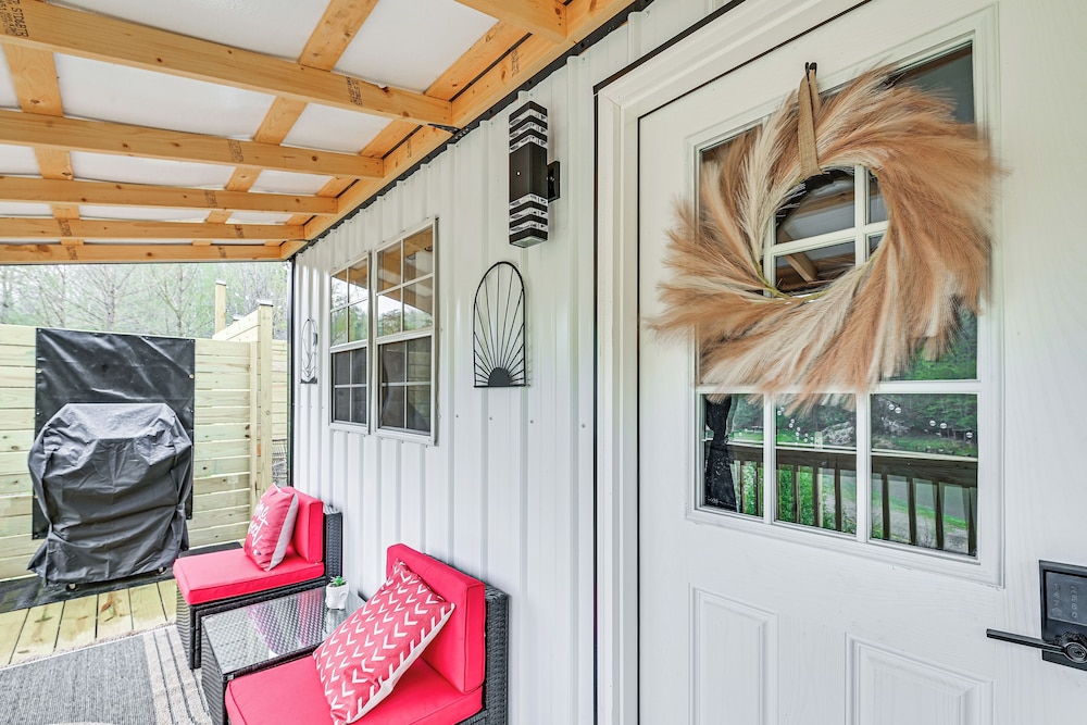 Hot Tub, Fire Pit: Lake-view Catlettsburg Getaway!