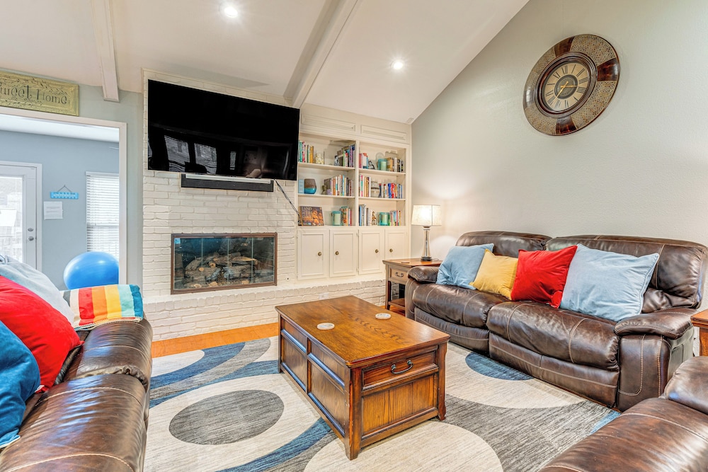Outdoor Entertainment Space: Austin Family Home