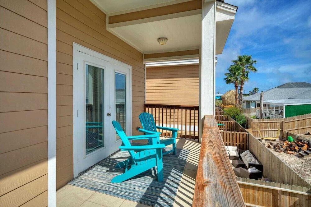 Sleeps 23, 2 Beachside Homes Resort Pool, Walk to the Beach, Balcony + Yard