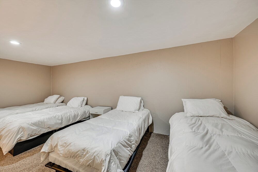 Golf Course Views & Games Galore - Vine Grove Gem!