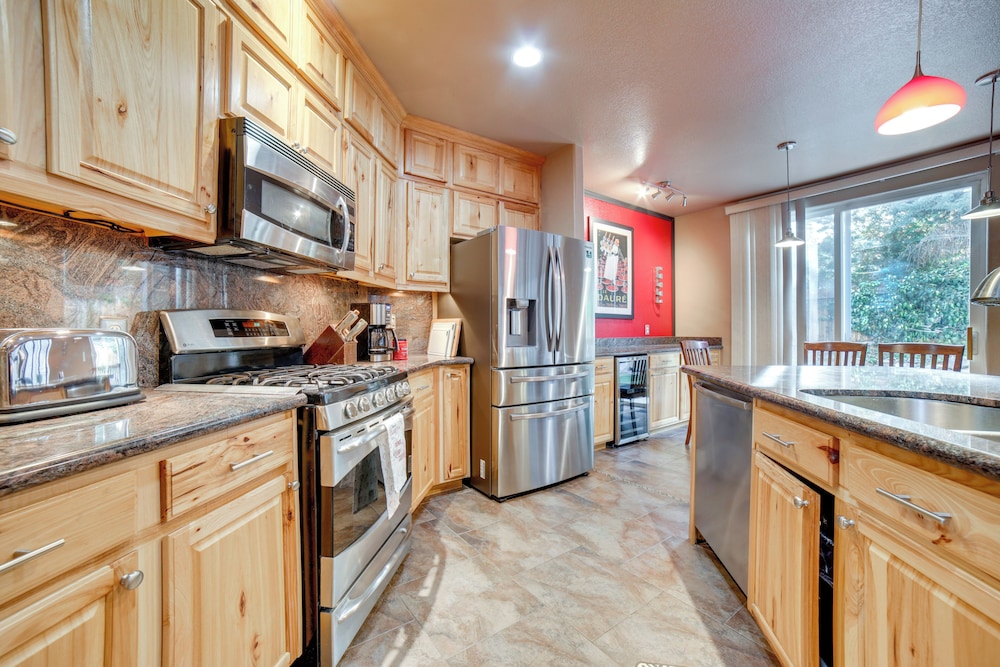Ski Getaway w/ Hot Tub: Reno Home By Attractions