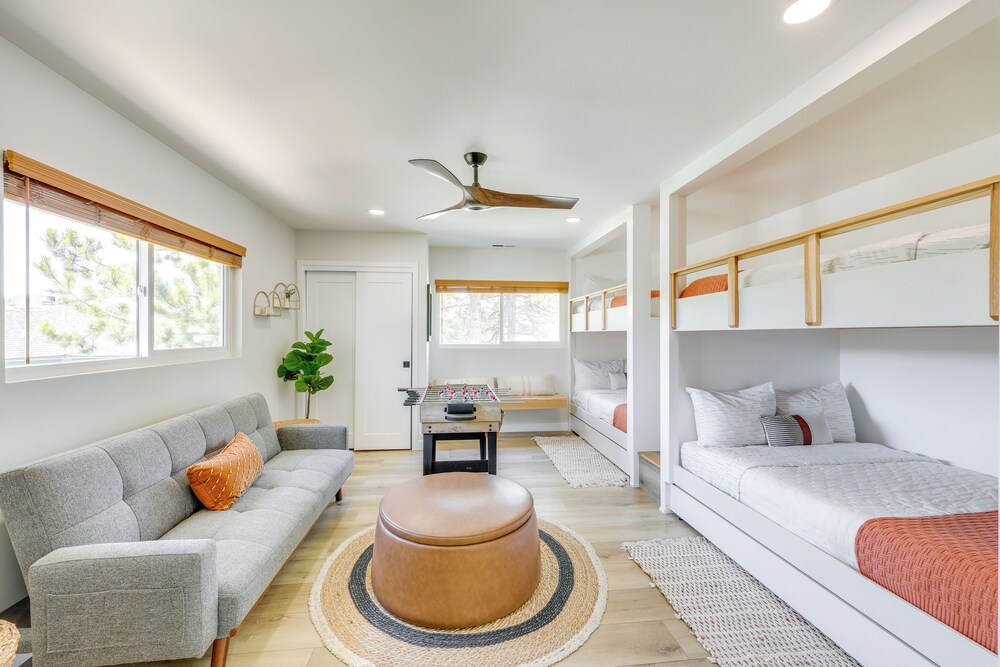 Walk to The Village Shops/eats: Big Bear Lake Home