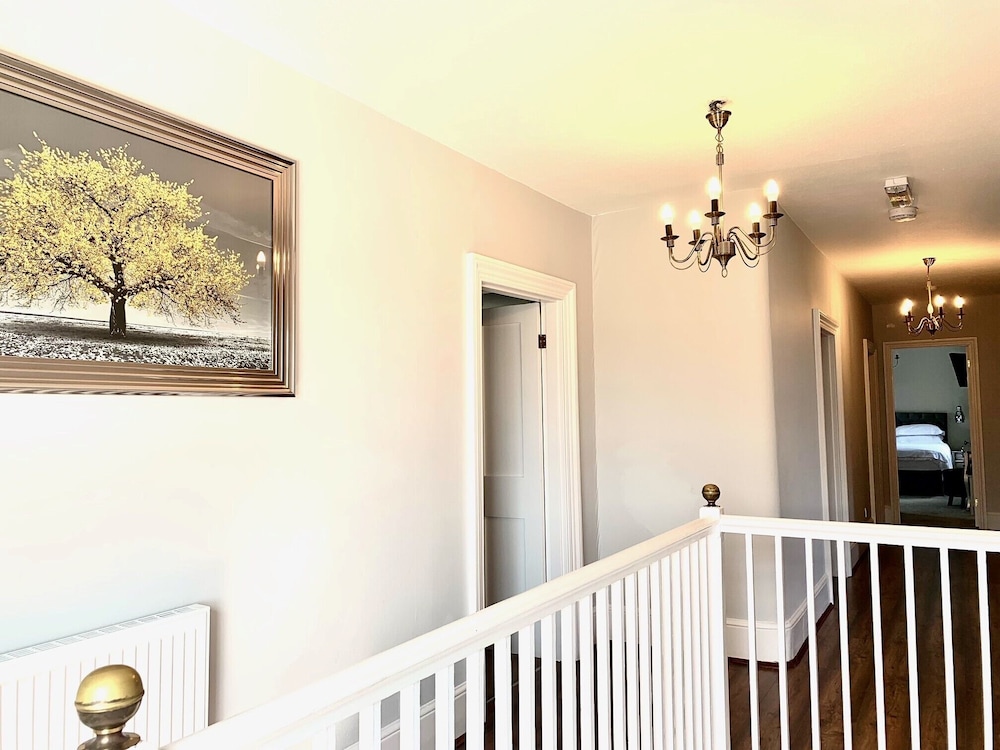 The Farmhouse - Sleeps 12 With Private Grounds