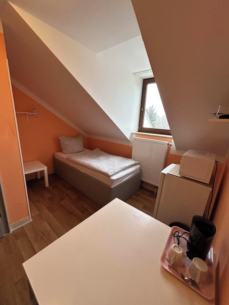 2-Rent Group Hostel Rooms AUB162