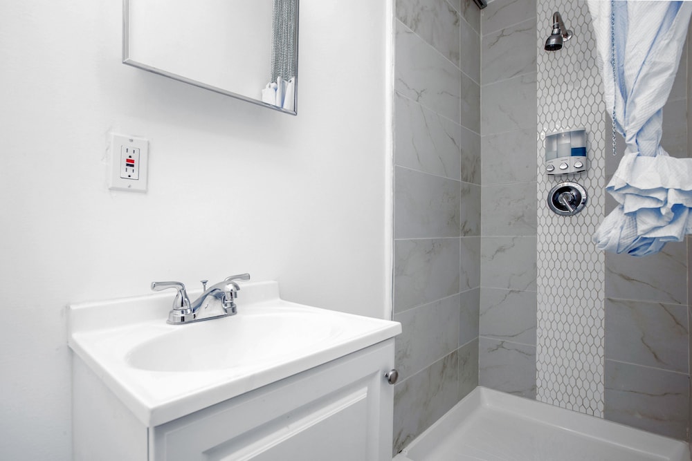Racpanos Modern Stay on Forrest Street