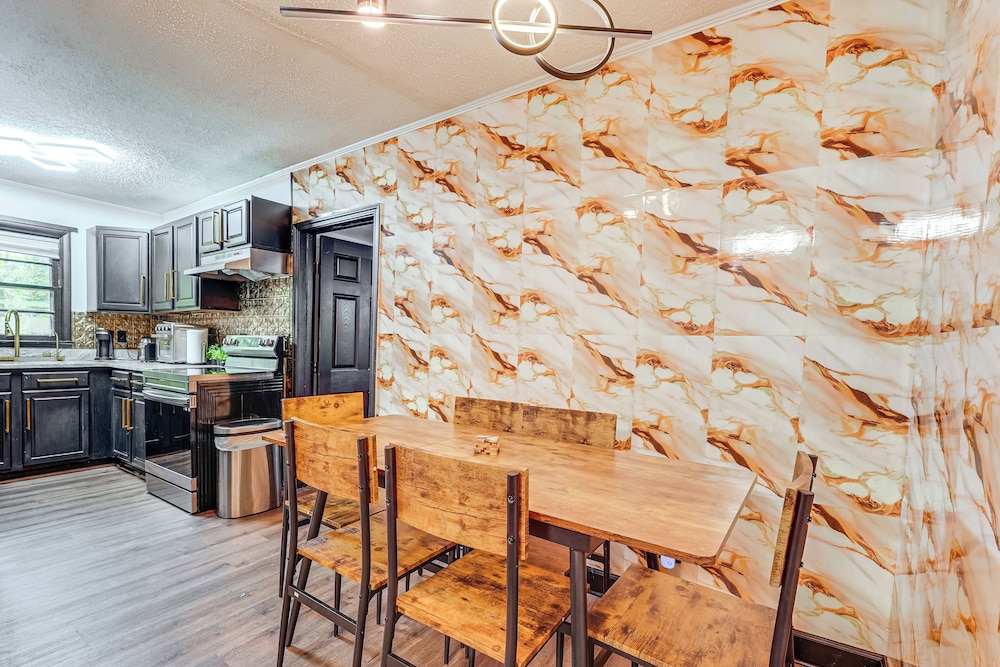 5 Mi to Town: Pet-friendly Retreat in Marietta!
