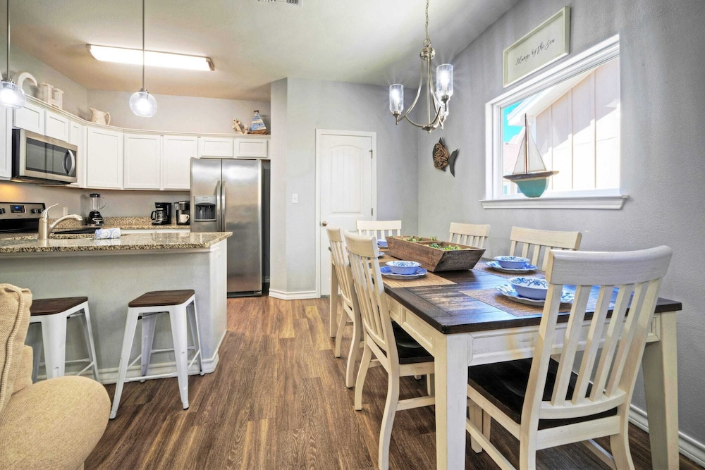 Sleeps 29, 3 Homes Beachside Resort Pool, Walk to the Beach