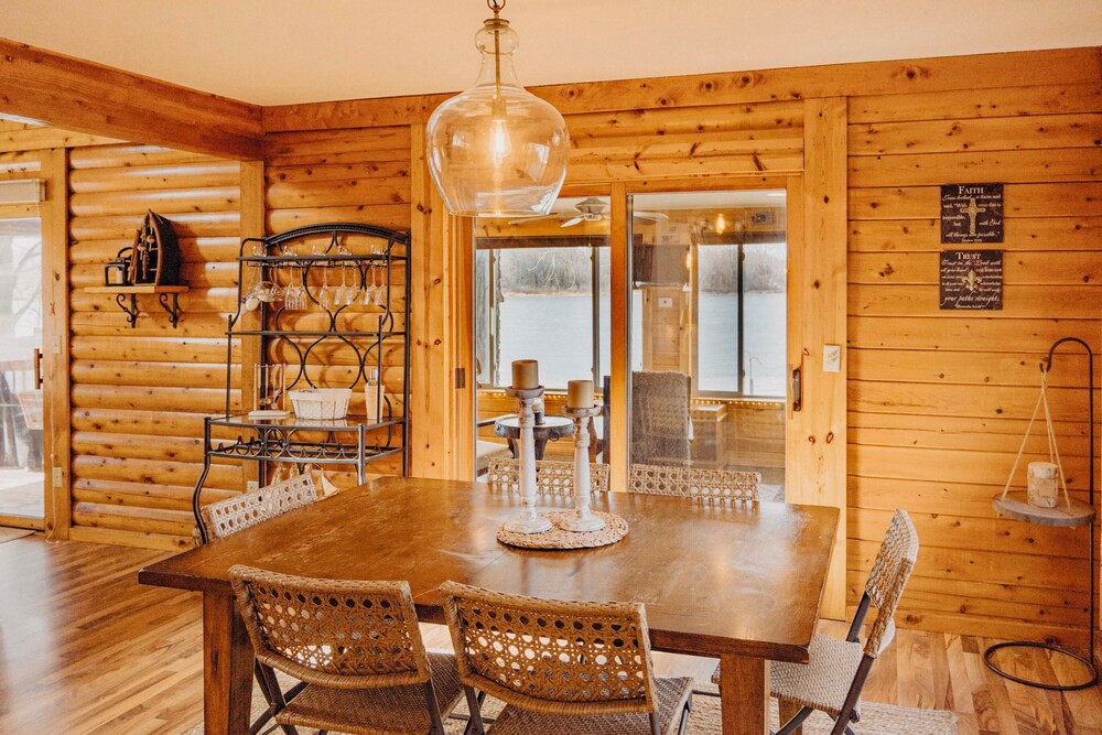 Lakefront Getaway w/ Fire Pit in Akron