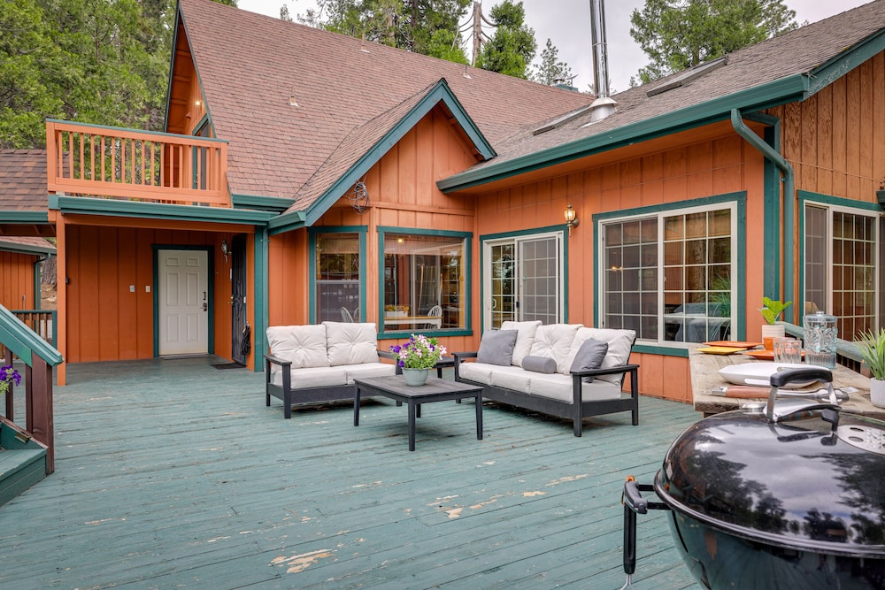 Mi-wuk Village Vacation Rental w/ Multi-level Deck view 5