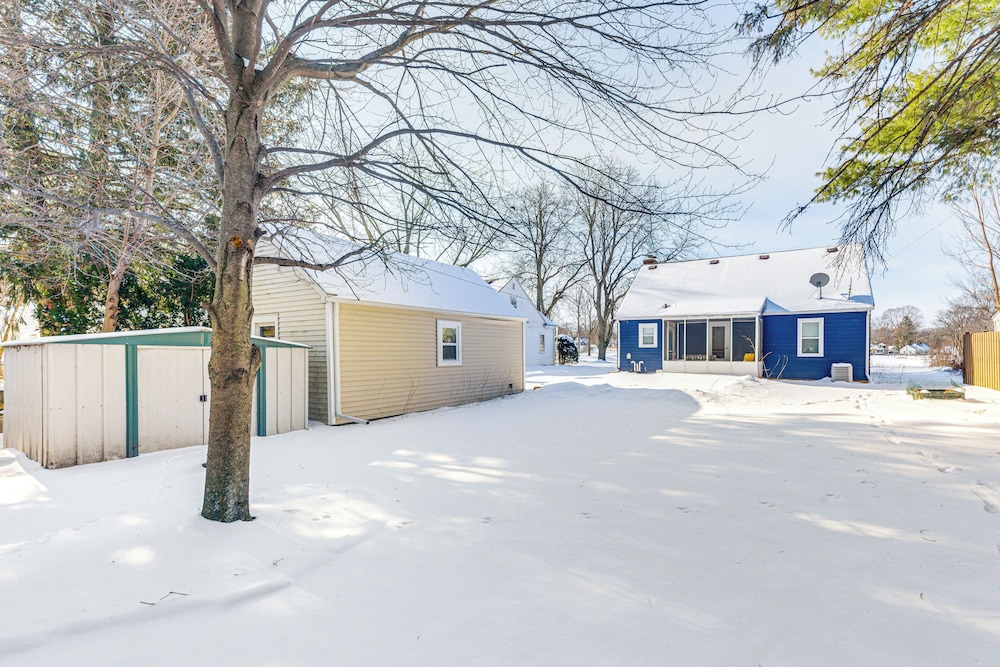 3 Mi to Hospitals: Inviting Rockford Home w/ Yard!
