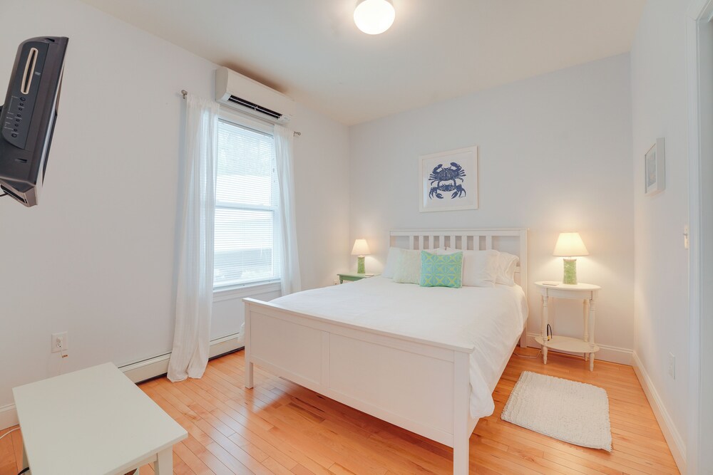 Near Portland trails: Walkable Apartment w/ Deck