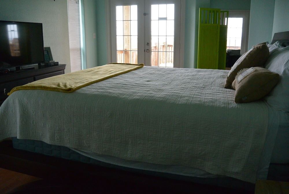 Private Pelican 2 Bedroom Home