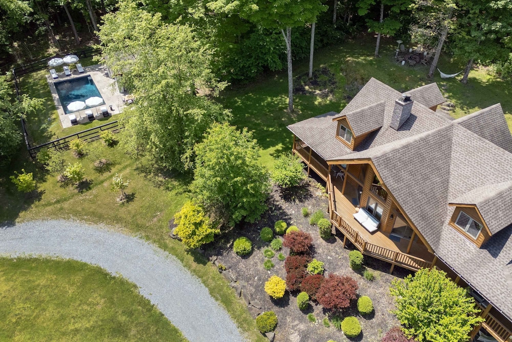 Luxury Private Estate w Pool Near Rhinebeck