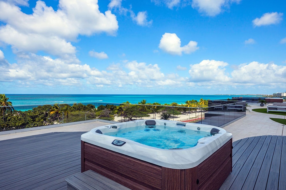 Beachfront Luxury NEW 3br2 5BA Condo Eagle Beach