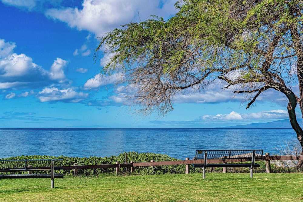 Kamaole Sands 5-303 - Contemporary, Ocean Views, Prime Courtyard Location, AC