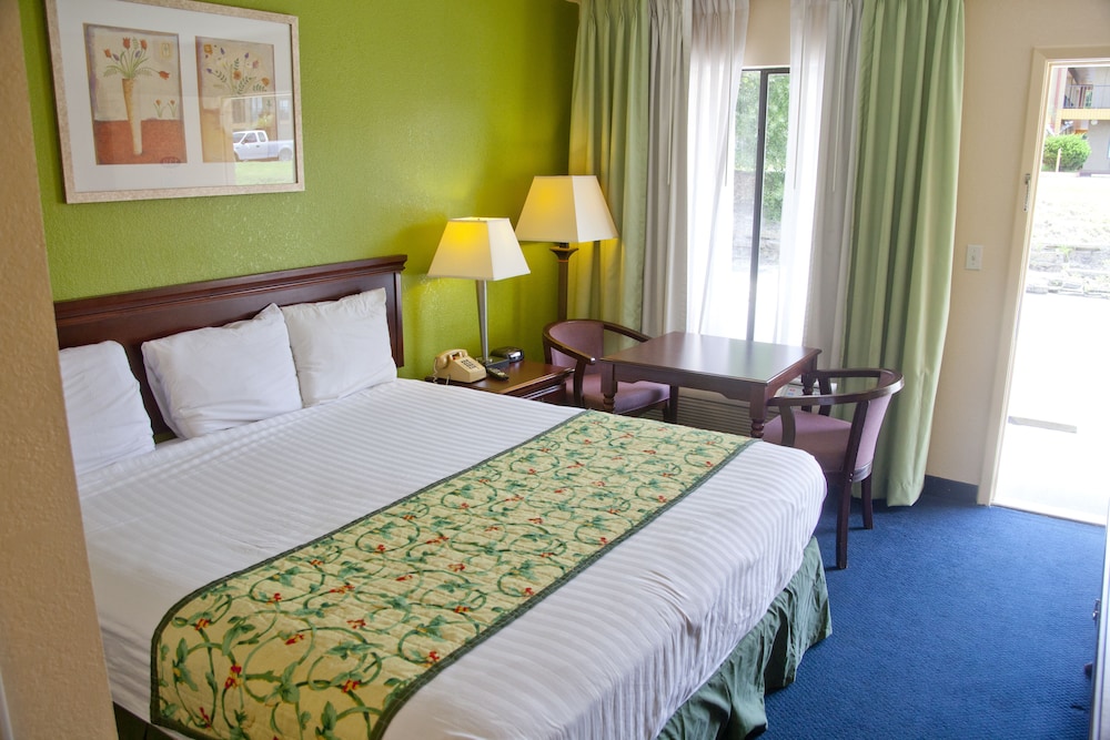 Days Inn by Wyndham DeFuniak Springs view 4