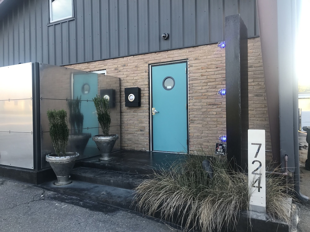 Hotel The Hangar Lofts Hotel - Image 1