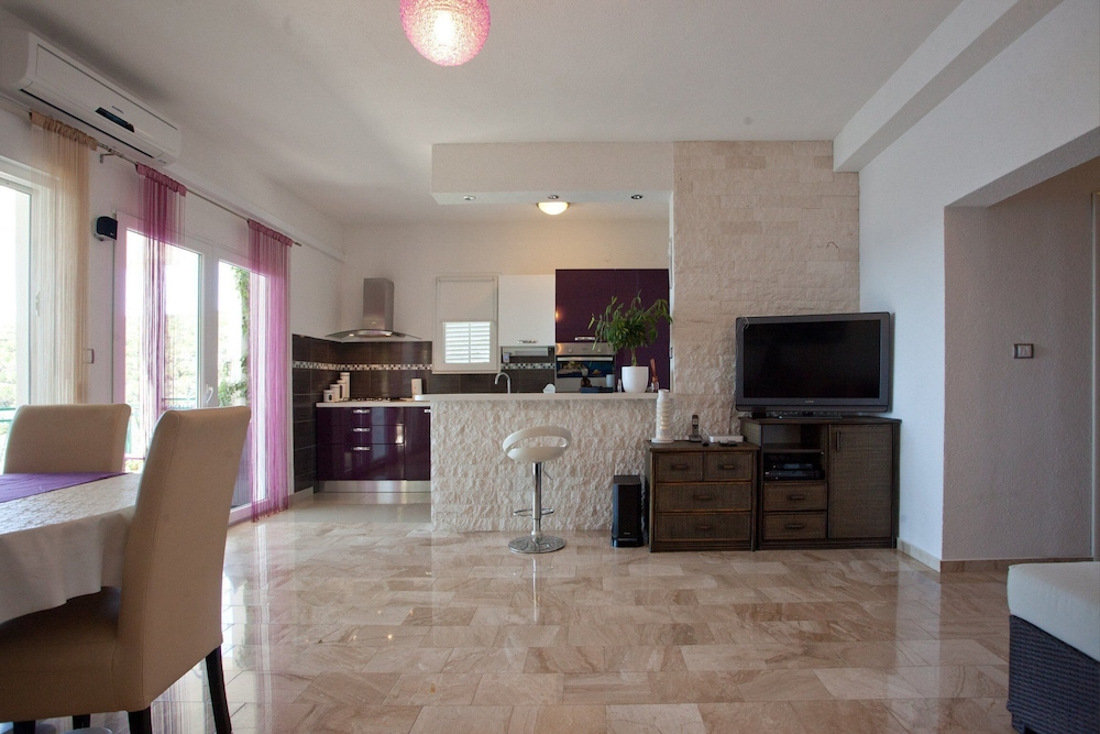 Wonderful Visinisce Apartments With Terrace and Sea Views