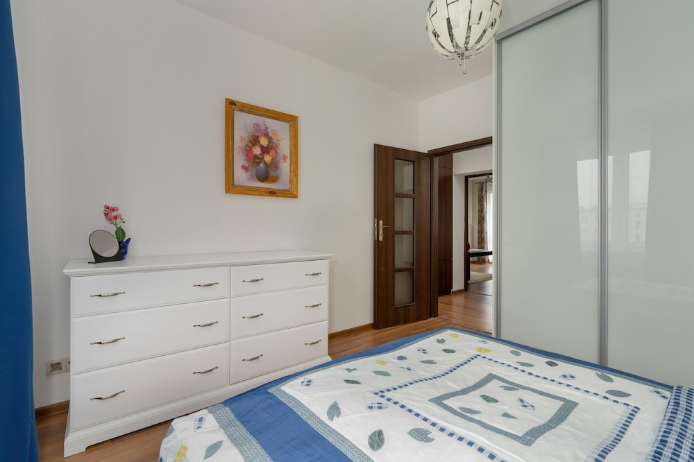 Traditional Apartment by Renters view 3