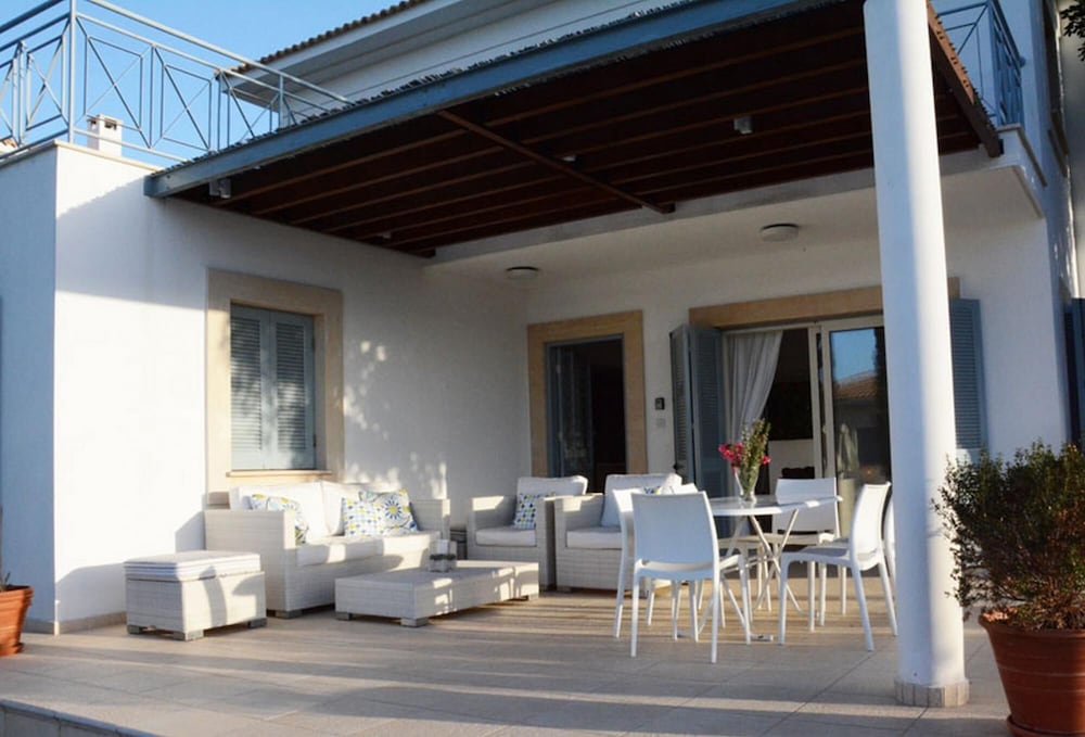 Carob Tree Villa in Latsi