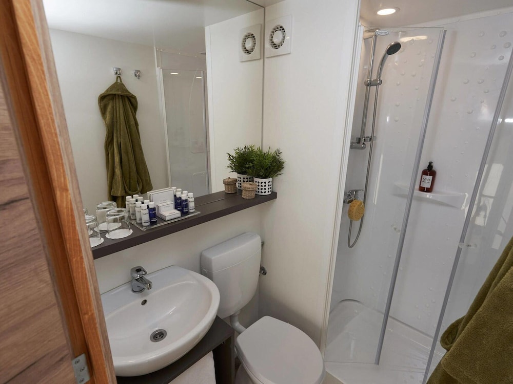 Tent Lodge With Bathroom and Airco, Near a Lake