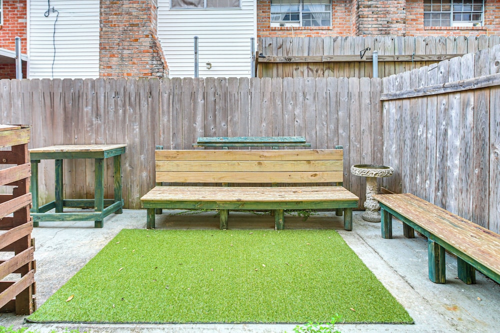 23 Mi to Nola: Cozy & Quaint Destrehan Townhome