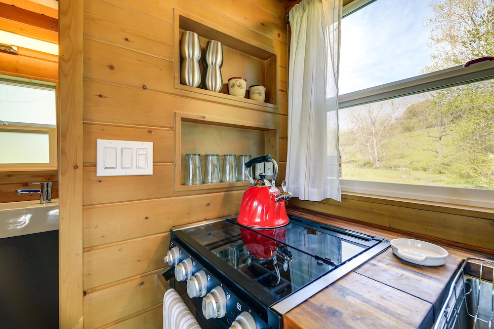 Abingdon Vacation Rental Tiny Home on 10-acre Farm view 4