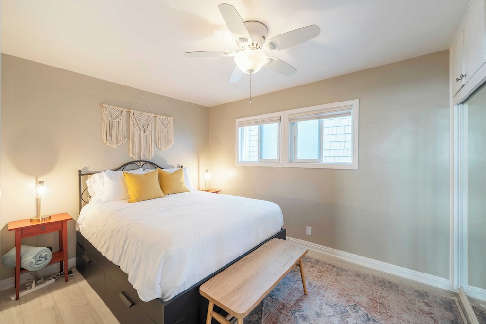 Waterfront Newport Condos w. Dock Access, Walk to Balboa Fun Zone and Beach