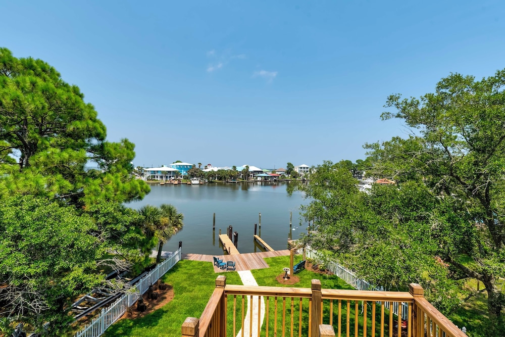 Luxe Family Condo w/ Gulf View in Dauphin Island!