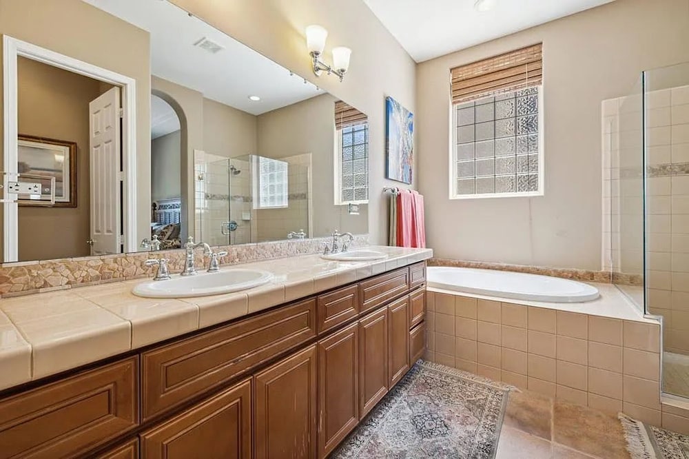 Stylish 2BR w Spa Patio