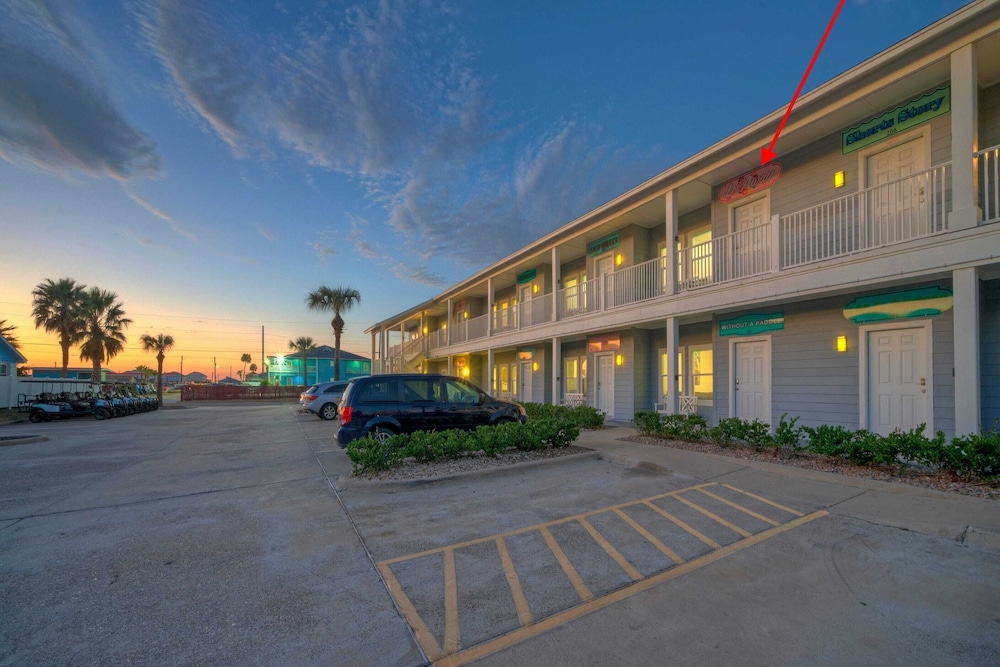 Minutes to the Beach w/ Pool, Sleeps 8 Two Condos: Costa Bahia
