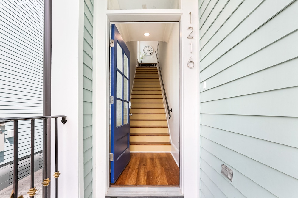 Modern 4 BR Condo with Balcony & Pool - Near FQ - Image 1