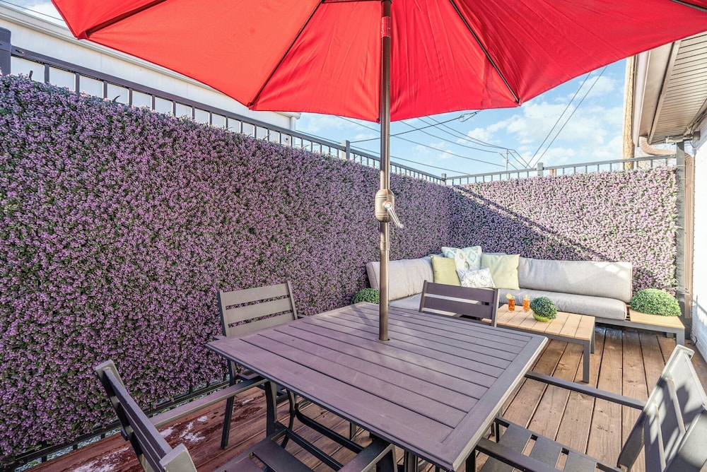 Urban Pearl-2 Bedroom & Private Patio-in Midtown