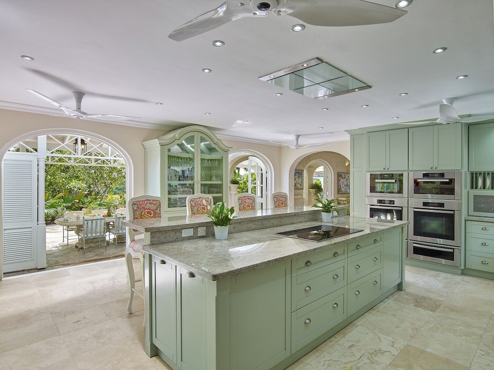 Waterfalls - 6 bed Peaceful and Secure Luxury