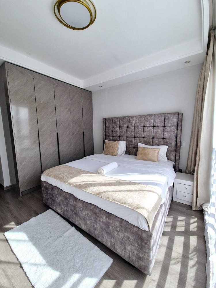 Lux suites 108 Riverside Apartments