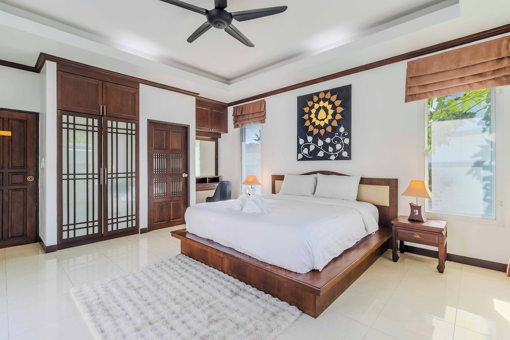 2BR with Pool Near Beaches V267